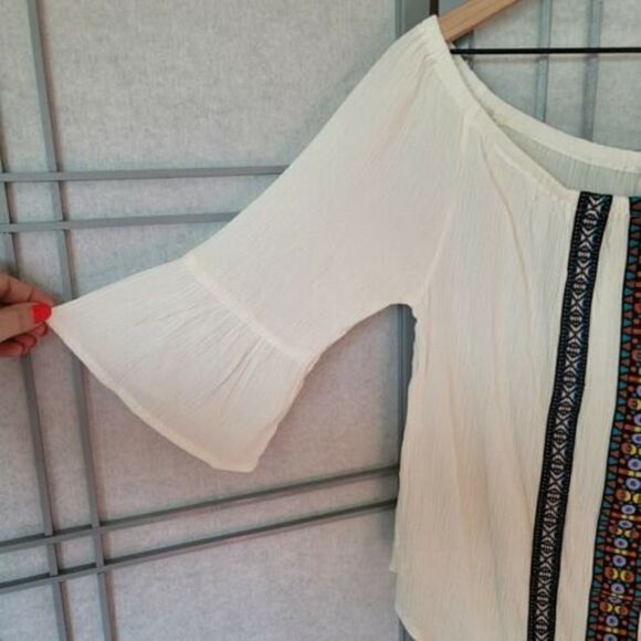 NWT Hint of Blush Boho Top Off the Shoulder Top with Embroidered Detail Size Med - Picture 3 of 9